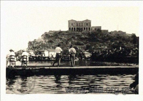 Η έπαυλη Κουμουνδούρου το 1931. Χτίστηκε πάνω σε αρχαιολογικό χώρο. Κατεδαφίστηκε για να φτιαχτεί ο Βασιλικός Ναυτικός Όμιλος.
