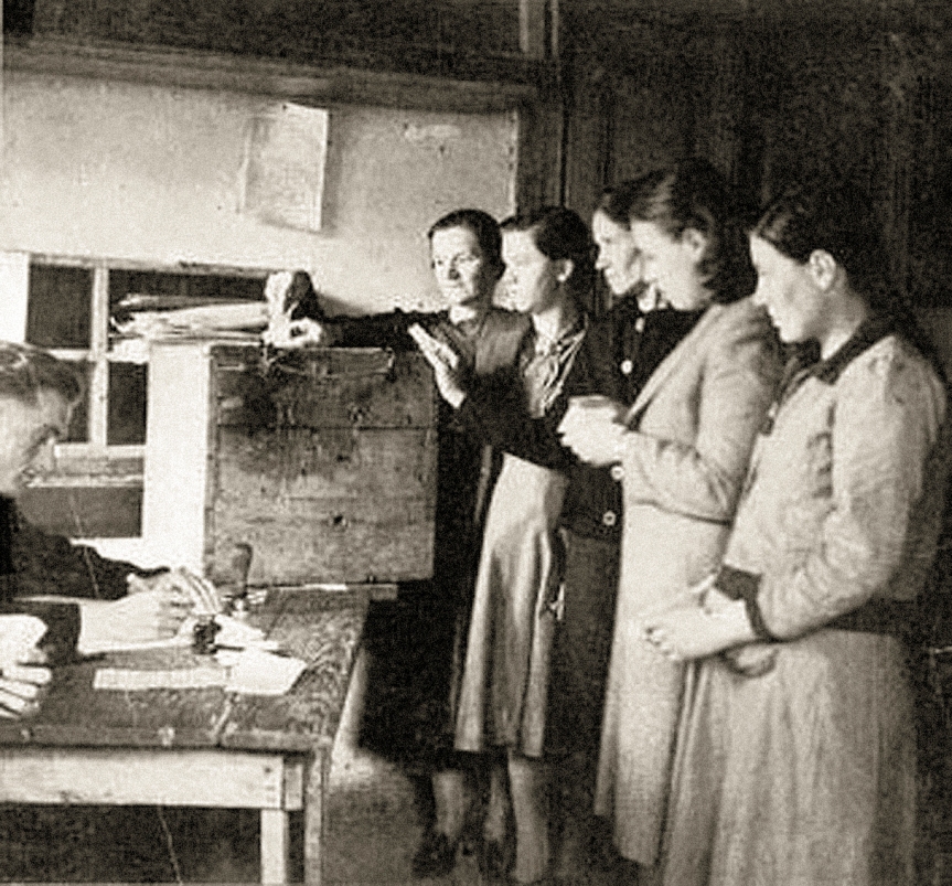 Εκλογές στην Ελεύθερη Ελλάδα, 1944. Για πρώτη φορά στην ελληνική ιστορία οι γυναίκες εκλέγουν και εκλέγονται. Οι πρώτες βουλευτίνες. Η πρώτη δημαρχίνα.