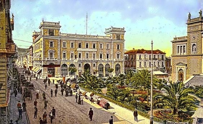 Πλατεία Λουδοβίκου και πίσω το μέγαρο Μελά. Αριστερά η οδός Αιόλου.